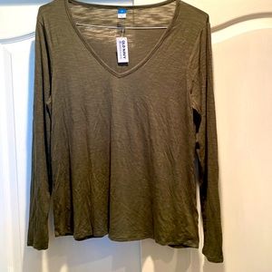 Women’s olive green, Old Navy, long sleeve lightweight V-neck T-shirt sz. M